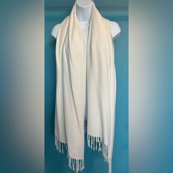 Pashmina scarf in white - Picture 3 of 4